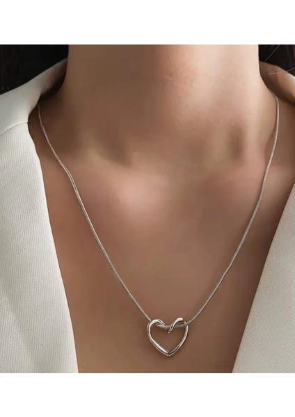 Kalpli Gümüş Renkli Çelik Kolye