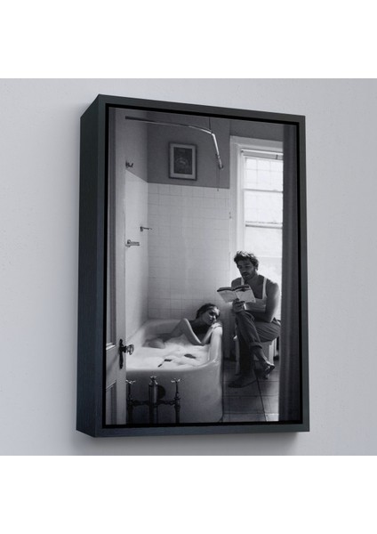 Çerçeveli Küvetteki Kadına Kitap Okuyan Adam TABLOSU-7815