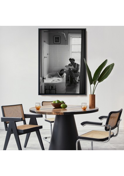 Çerçeveli Küvetteki Kadına Kitap Okuyan Adam TABLOSU-7815