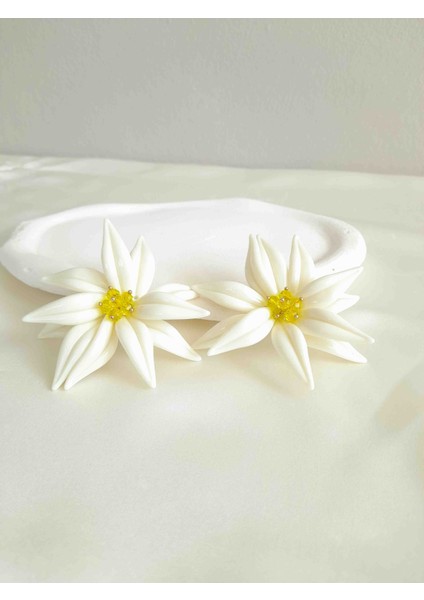 El Yapımı Beyaz Çiçek Küpe Zarif Tasarımlı Sarı Merkezli Zarif Aksesuar