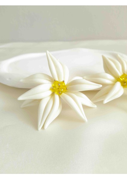 El Yapımı Beyaz Çiçek Küpe Zarif Tasarımlı Sarı Merkezli Zarif Aksesuar fiyatları