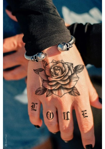 Love Yazılı El Dövmesi El Üzeri Gül Modelli Dövme