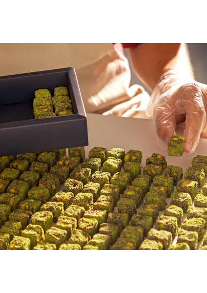 Karadut Antep Fıstıklı Çifte Kavrulmuş Lokum 1500 gr modelleri