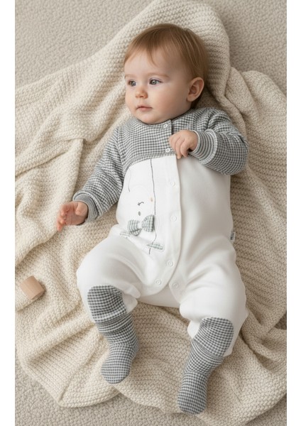 Papyonlu Tavşan Nakışıyla Şık ve Konforlu Bebek Tulumu