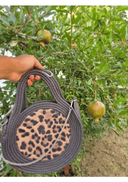 El Yapımı Leopar Desenli Yuvarlak Çanta, Antrasit Kordon ve Zincir Askılı Omuz Çantası modelleri