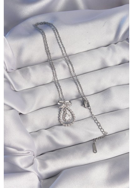 316L Çelik Gümüş Renk Fiyonk Detaylı Zirkon Taşlı Damla Model Kolye 55890 fiyatları