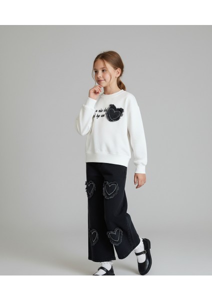 Kalp Nakışlı ve Püskül Detaylı Beyaz Sweatshirt Siyah Palazzo Jean Kız Çocuk Takımı