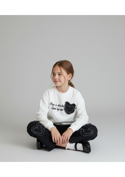 Kalp Nakışlı ve Püskül Detaylı Beyaz Sweatshirt Siyah Palazzo Jean Kız Çocuk Takımı fiyatları