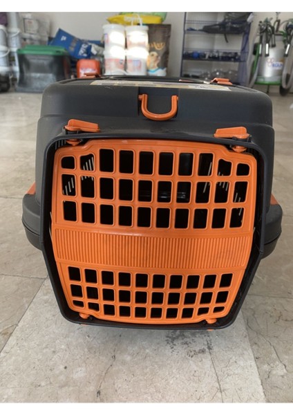 Turuncu Plastik Taşıma Kabı, Hafif ve Dayanıklı, Evcil Hayvanlar Için Ideal.
