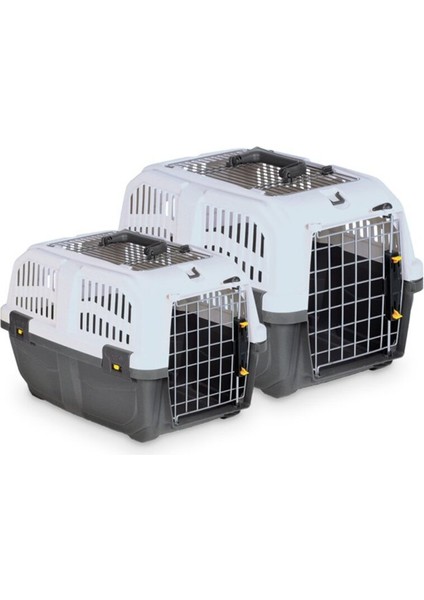 Gri Plastik Evcil Hayvan Taşıma Kabı, Güvenli ve Konforlu Kullanım Sağlar.