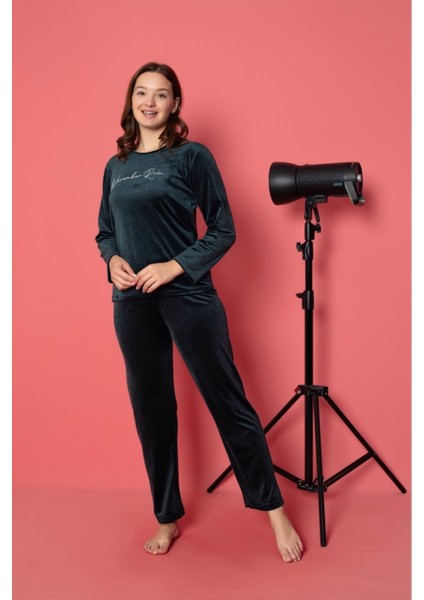 Kadın Yeşil Uzun Kollu Sıfır Yakalı Düz Renk Kadife Baskılı Pijama Takımı fiyatları