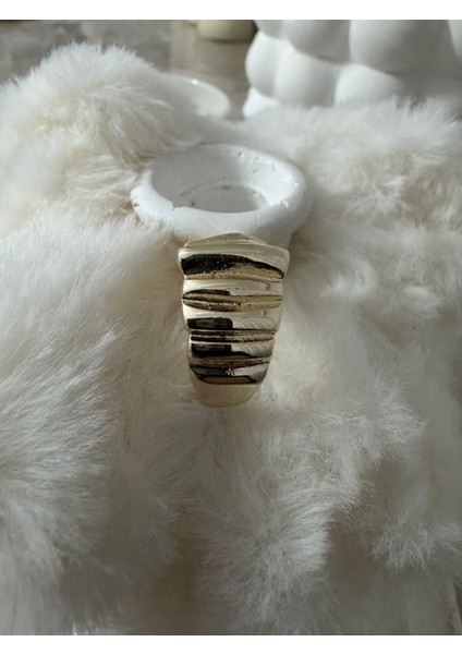 Dikey Çizgi Kabartmalı Gold Yüzük fırsatları