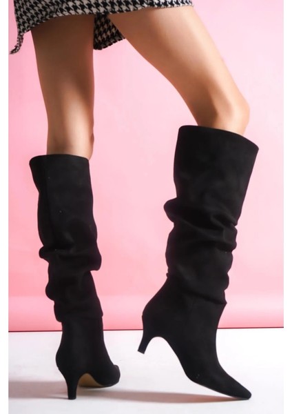 Sivri Burun Diz Altı Körüklü Topuklu Çizme Süet Siyah Topuk Boyu 7 cm