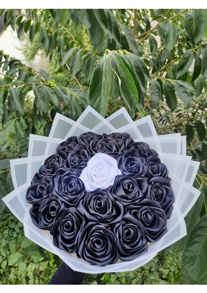 20 Li Ledli Solmayan Gül Buketi Siyah Gül Dışı Siyah Ortada Beyaz Gül