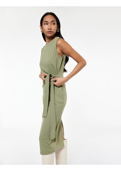 Krep Kumaş Bisiklet Yaka Kolsuz Bağlama Detaylı Midi Boy Kalem Elbise