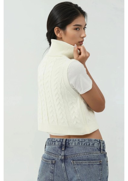 Kadın Saç Örgüsü Desenli Yüksek Yaka Örgü Süveter Tozlu Beyaz