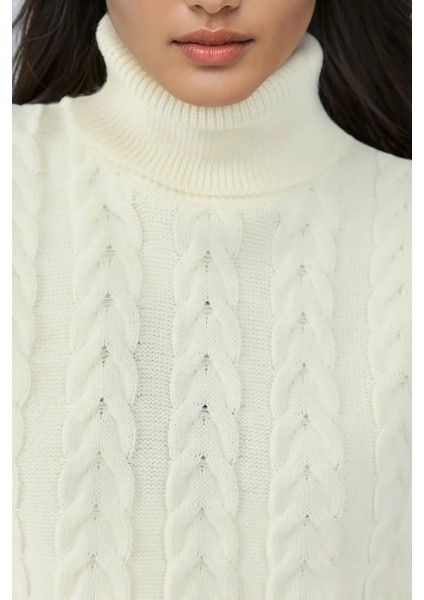Kadın Saç Örgüsü Desenli Yüksek Yaka Örgü Süveter Tozlu Beyaz