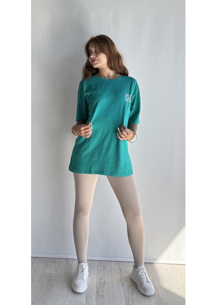 Kadın Bisiklet Yaka Sırt Nakış Detaylı Oversize Tişört fırsatları