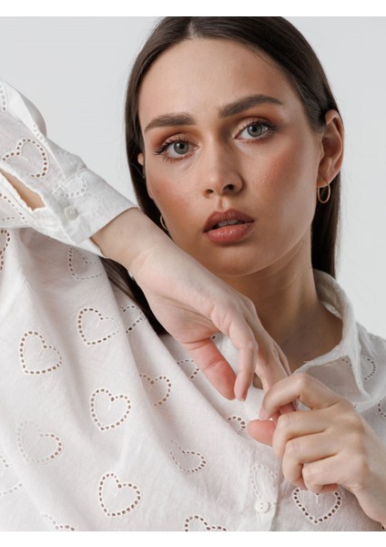 Kadın Beyaz Brode Kalp Desenli Nakış Işlemeli Pamuk Gömlek 12A-2355 fırsatları