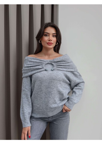 Açık Omuz Aksesuarlı Triko Kazak