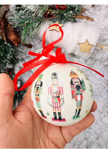 Yılbaşı Çam Ağaç Süsü Kurşun Asker Fındıkkıran Baskılı Kırmızı Fiyonk Beyaz Top Süs 8 cm 3 Lü Paket modelleri