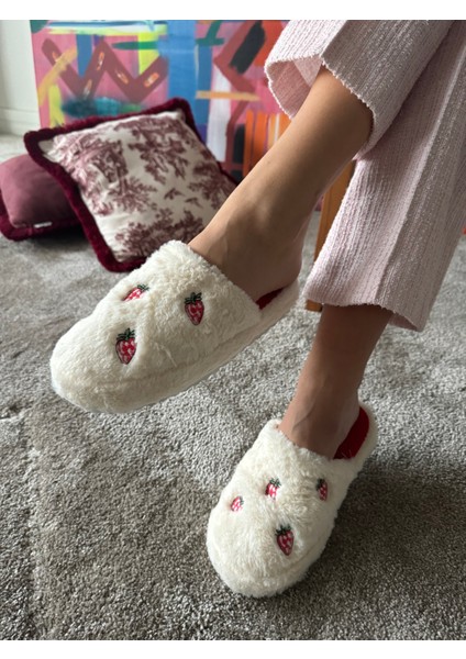 Kadın Sessiz Taban Yumuşak ve Hafif Çilek Desen Peluş Ev Terliği modelleri