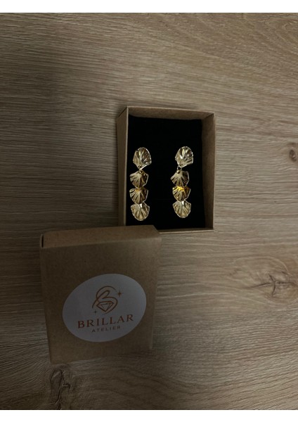 Gold Renk Yaprak Detaylı Sallantılı Küpe modelleri