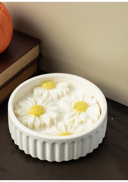 El Yapımı Yasemin Kokulu Soya Mumu – Dayanıklı Mermer Tozu Kap, Dekoratif Papatya Tasarım