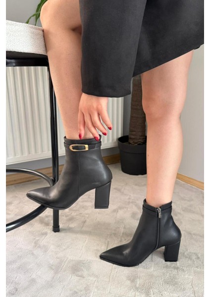 Kadın Julia Siyah Deri Yandan Fermuarlı Toka Detaylı Kalın Topuklu Sivri Burunlu Günlük Bot fiyatları