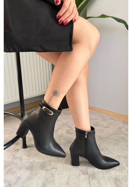 Kadın Julia Siyah Deri Yandan Fermuarlı Toka Detaylı Kalın Topuklu Sivri Burunlu Günlük Bot fırsatları