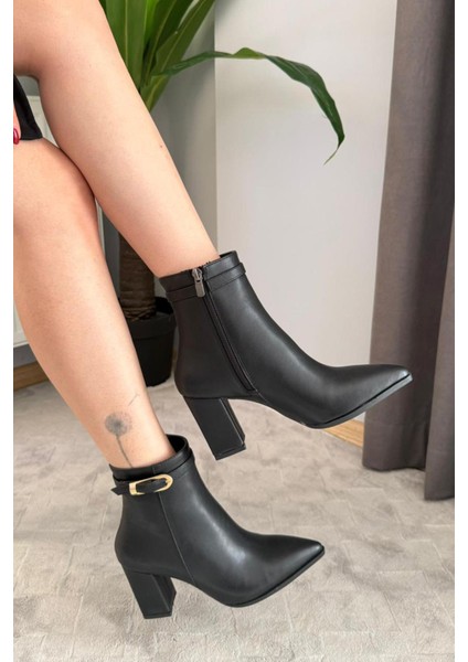 Kadın Julia Siyah Deri Yandan Fermuarlı Toka Detaylı Kalın Topuklu Sivri Burunlu Günlük Bot indirimleri