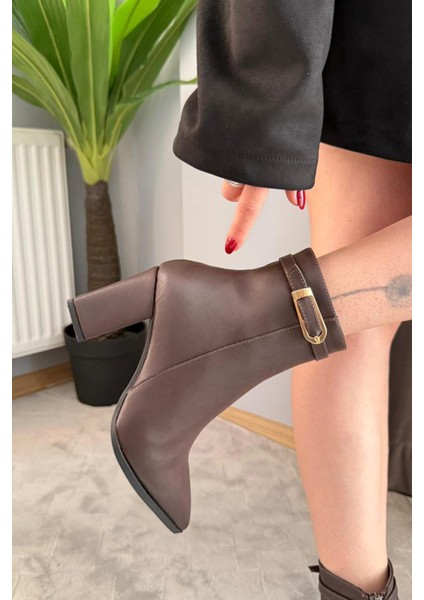Kadın Julia Kahve Deri Yandan Fermuarlı Toka Detaylı Kalın Topuklu Sivri Burunlu Günlük Bot