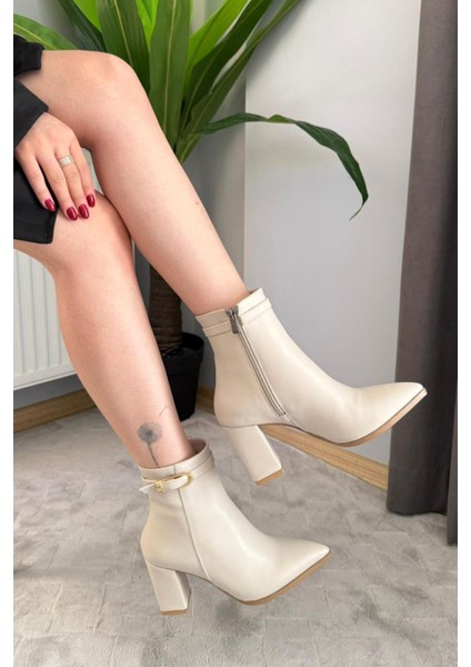 Kadın Julia Bej Deri Yandan Fermuarlı Toka Detaylı Kalın Topuklu Sivri Burunlu Günlük Bot modelleri