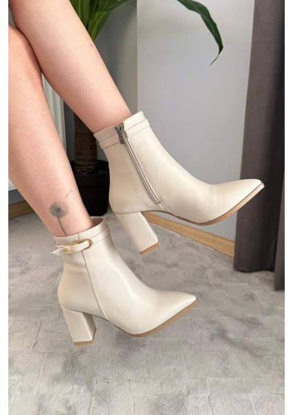 Kadın Julia Bej Deri Yandan Fermuarlı Toka Detaylı Kalın Topuklu Sivri Burunlu Günlük Bot indirimleri