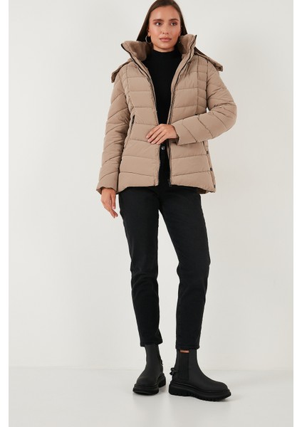 Kapitoneli Slim Fit Çıkarılabilir Kapüşonlu Mont Bayan Mont 497MARA fiyatları