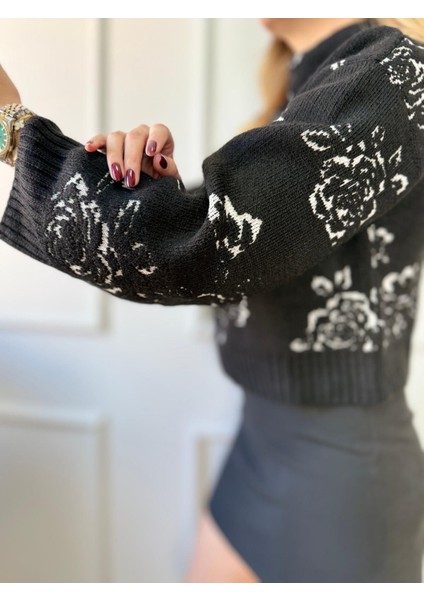 Siyah Gül Desenli Kazak