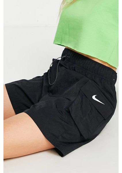 Sportswear Essential Woven High Rise Loose Fit Cargo Short Kadın Dokuma Bol Kesim Kargo Cepli Şort Siyah modelleri