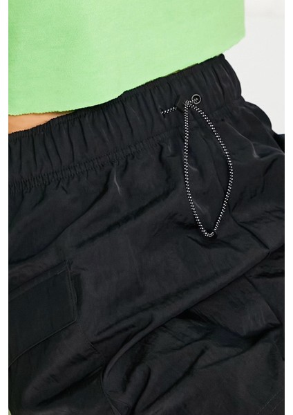 Sportswear Essential Woven High Rise Loose Fit Cargo Short Kadın Dokuma Bol Kesim Kargo Cepli Şort Siyah fırsatları