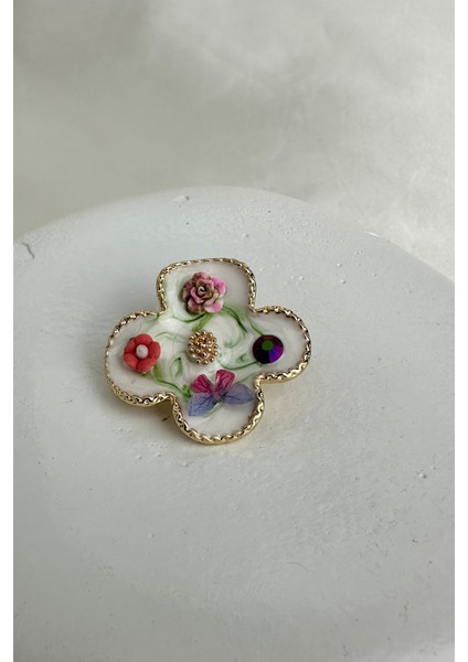 Altın Rengi Kenar Detaylı Çiçek Desenli Broş (3cm)