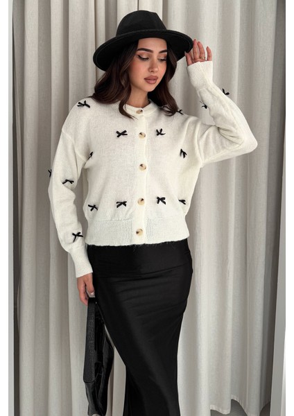 Kadın Fiyonk Desenli Düğmeli Hırka – Zarif & Oyuncu Stil