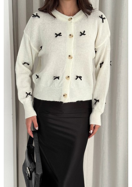 Kadın Fiyonk Desenli Düğmeli Hırka – Zarif & Oyuncu Stil fiyatları