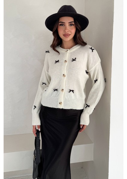 Kadın Fiyonk Desenli Düğmeli Hırka – Zarif & Oyuncu Stil modelleri