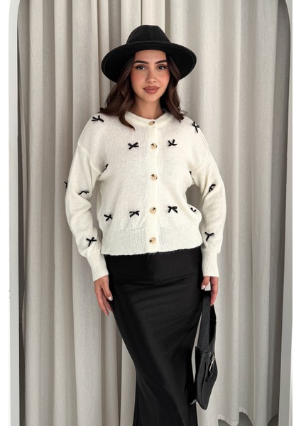 Kadın Fiyonk Desenli Düğmeli Hırka – Zarif & Oyuncu Stil fırsatları