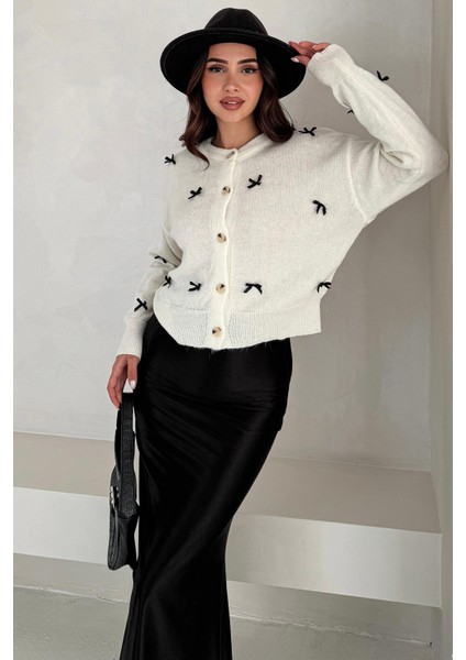 Kadın Fiyonk Desenli Düğmeli Hırka – Zarif & Oyuncu Stil indirimleri