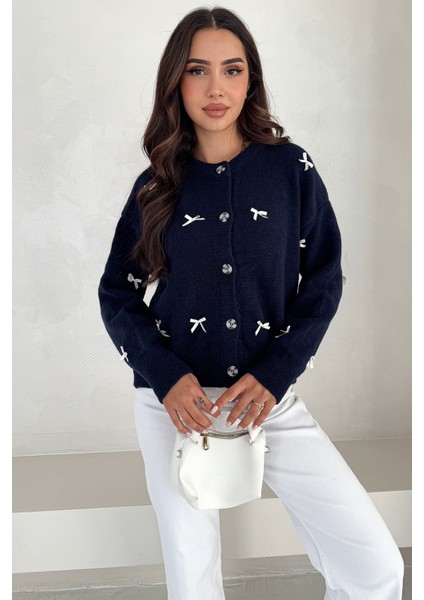 Kadın Fiyonk Desenli Düğmeli Hırka – Zarif & Oyuncu Stil