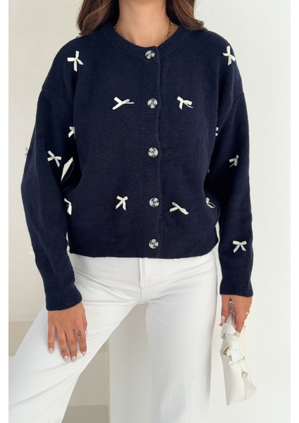 Kadın Fiyonk Desenli Düğmeli Hırka – Zarif & Oyuncu Stil fiyatları