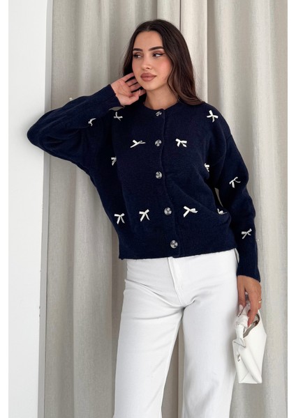 Kadın Fiyonk Desenli Düğmeli Hırka – Zarif & Oyuncu Stil modelleri