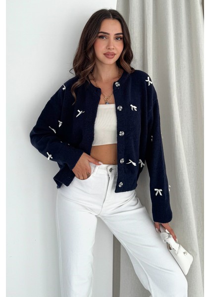 Kadın Fiyonk Desenli Düğmeli Hırka – Zarif & Oyuncu Stil fırsatları