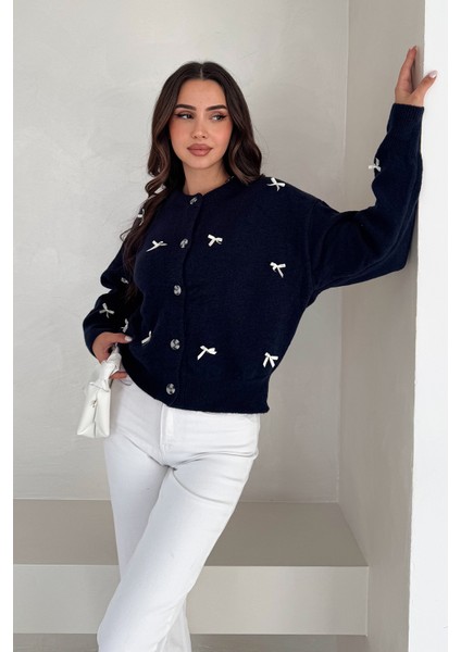 Kadın Fiyonk Desenli Düğmeli Hırka – Zarif & Oyuncu Stil indirimleri