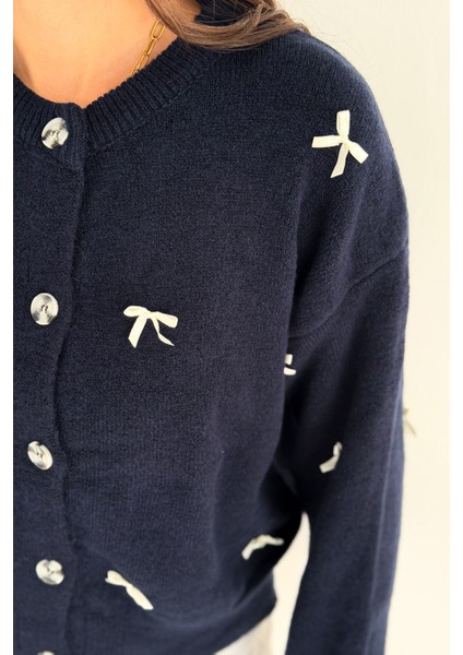 Kadın Fiyonk Desenli Düğmeli Hırka – Zarif & Oyuncu Stil